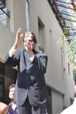 Amitabh Bachchan greets fans on his birthday outside his residence on 11th Oct 2012 (26).JPG